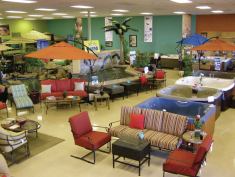 Prominent price: Adding tags to each item lets customers easily judge whether it’s in their budget.