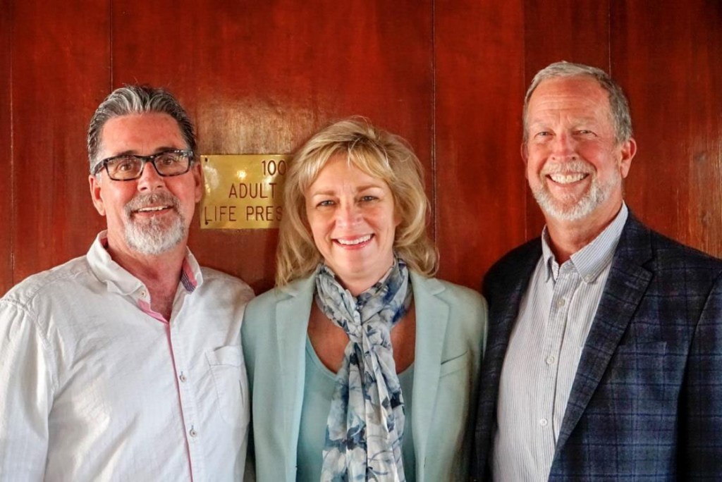 New NPC Chairman Lee Valenzuela (left), with APSP Chairman-elect Donna Williams and outgoing NPC Chairman Scott McKenna.