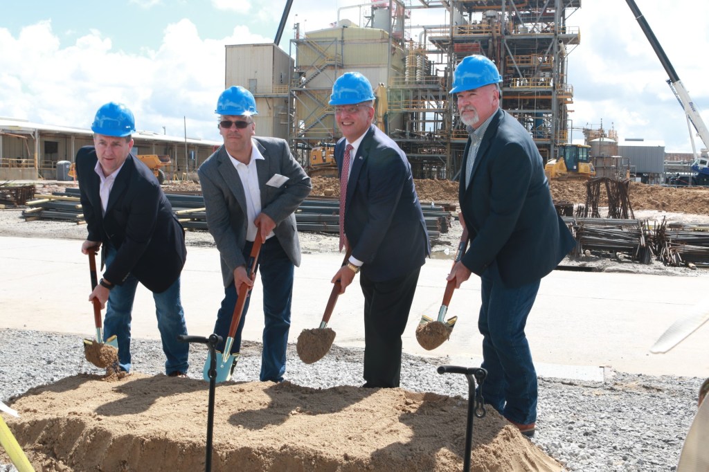 Pictured L-R: KIK CFO Steve Jackson, Plant Manager Donald Brunette, Louisiana Governor John Bel Edwards, and KIK COO Jeff Schmitt at the ground-breaking ceremony forBioLab's Lake Charles, La. plant.