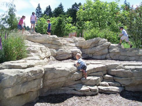 Best practices: The rockwork here features grain cracks that essentially run parallel and are not overly uniform. 
