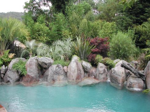 Best practices: The desired effect is to differentiate individual specimens. Notice how the waterline rocks are distinct and don’t sit flush with one another.