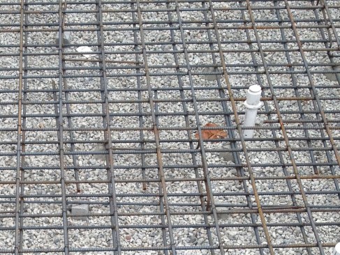 While most municipalities only mandate them on commercial 
installations, non-contact splices are recommended by the American 
Concrete Institute for every pool and spa. They are more difficult to 
tie and some don't like how crowded they can make the grid seem. For 
some, the question of whether to require non-contact splices boils down 
to how much a builder trusts the shotcrete applicator to get the 
concrete around the bars.