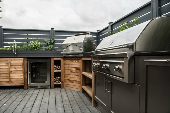 Urban Bonfire has a complete outdoor kitchen on a terrace in its Montreal showroom. It’s a place to demonstrate the cooking power of outdoor appliances, as well as  entertain customers.