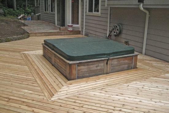 Changing the direction of

the wood boards at transition points also can add visual interest.

Notice how the boards run around the spa, while the main deck is

set at a diagonal. Those by the spa can be made removable for

access (above left).