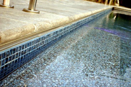 This tanning ledge adds another level to the overall design.